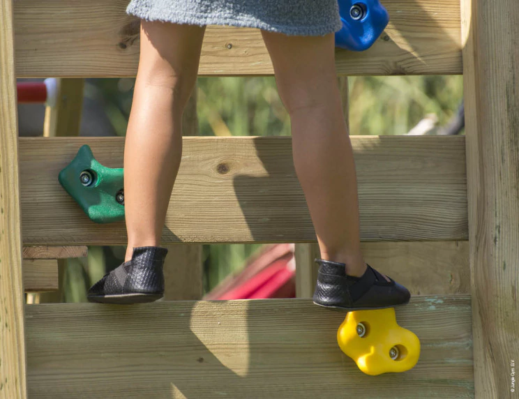 Jungle Explorer | Spielturm aus Holz mit Schaukeln & Kletternetz Jungle Explorer | Spielturm aus Holz mit Schaukeln & Kletternetz