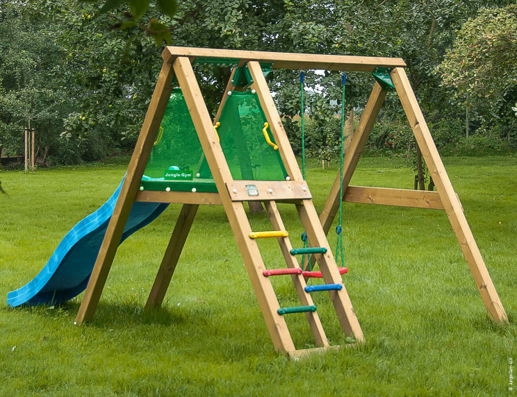 Jungle Peak | Spielturm aus Holz mit Schaukel Jungle Peak | Spielturm aus Holz mit Schaukel