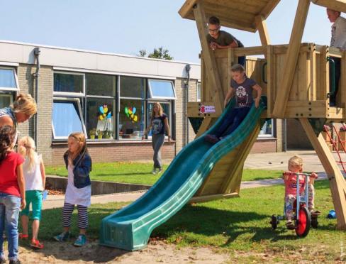 Öffentlicher Spielplatz Rutsche Polyethylen